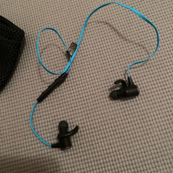 TaoTronics Earbuds - Picture 3 of 4